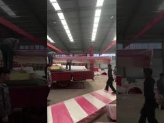 Carga del equipo de entretenimiento en el camión