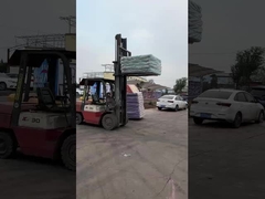 Carga del equipo de entretenimiento en el camión