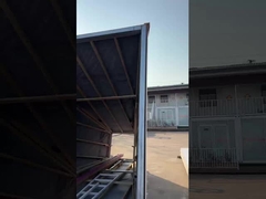 Carga del equipo de entretenimiento en el camión