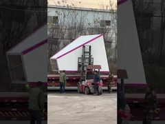 Carga del equipo de entretenimiento en el camión