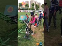 Padres Niños Equipos de juegos interactivos amarillos Paseos al aire libre Bicicleta Montaña rusa