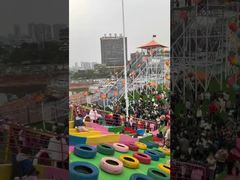 Parque de aventuras al aire libre inflables inflables trampolín saltando nube