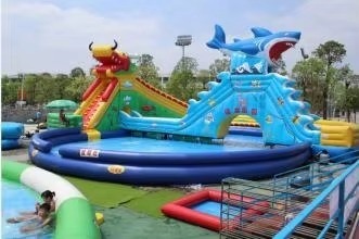 Parque Acuático Inflable de 14*18m con Soplador de 1200w y Capacidad para 1-20 Personas, Tobogán de Tiburón Dragón y Piscina Grande