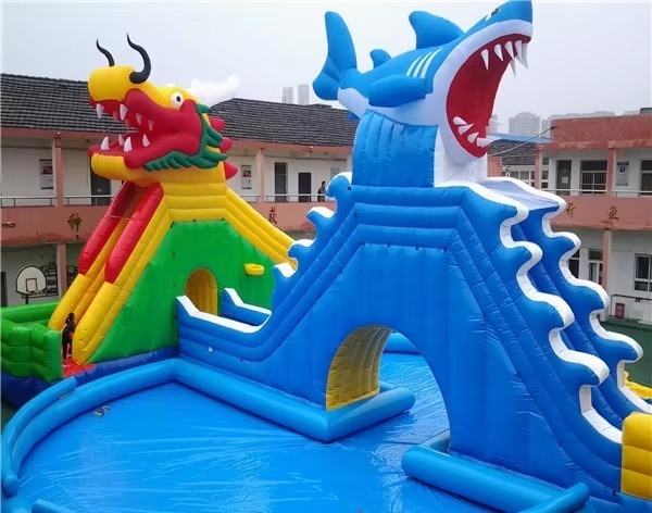 Parque Acuático Inflable de 14*18m con Soplador de 1200w y Capacidad para 1-20 Personas, Tobogán de Tiburón Dragón y Piscina Grande